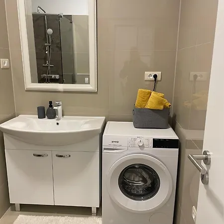 Glambyaj With Free Parking And Netflix