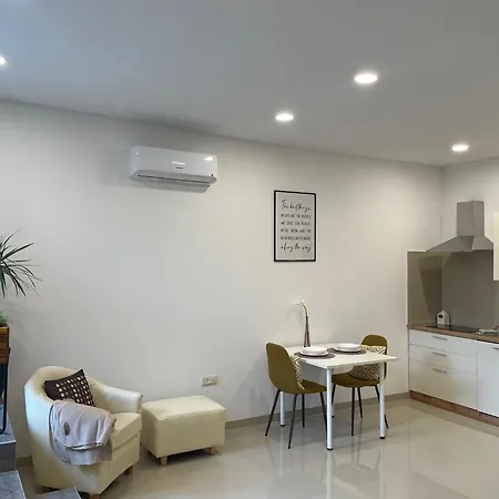 Glambyaj With Free Parking And Netflix Pula