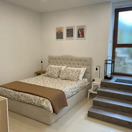 Glambyaj With Free Parking And Netflix Pula