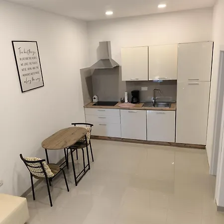 Glambyaj With Free Parking And Netflix Pula