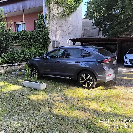 Apartment Glambyaj With Free Parking And Netflix Pula