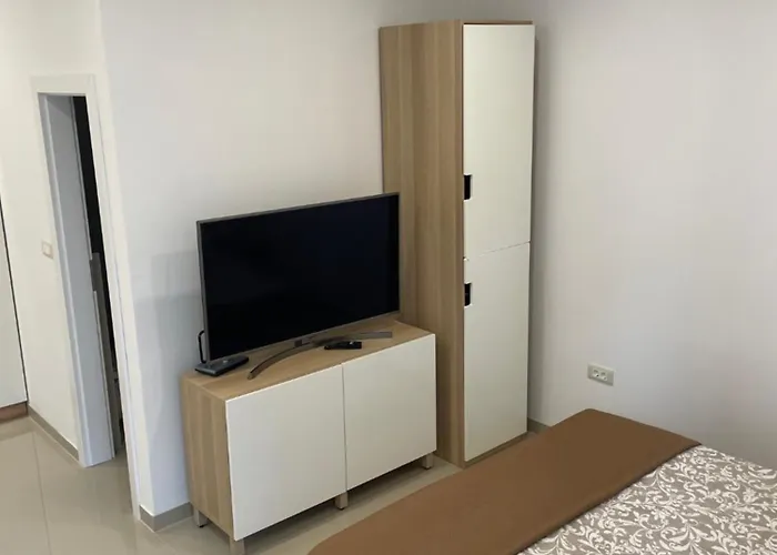 Апартаменти Glambyaj With Free Parking And Netflix *