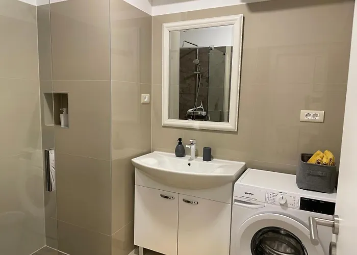 Апартаменти Glambyaj With Free Parking And Netflix *