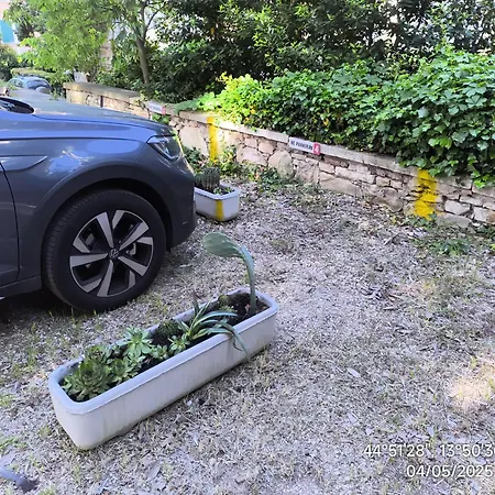 Glambyaj With Free Parking And Netflix Pula