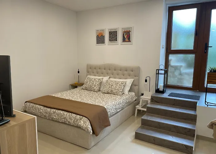 Glambyaj With Free Parking And Netflix Pola