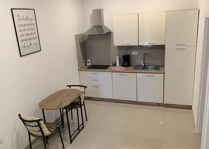 Glambyaj With Free Parking And Netflix Pula