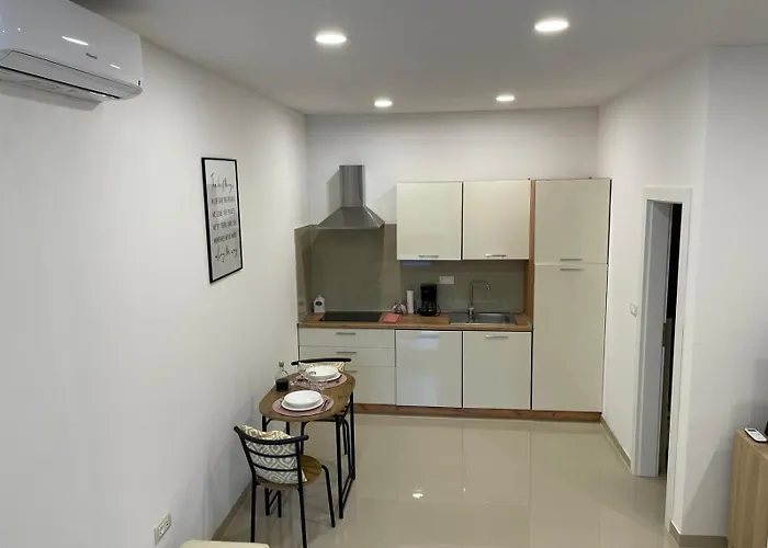 Glambyaj With Free Parking And Netflix * Pula